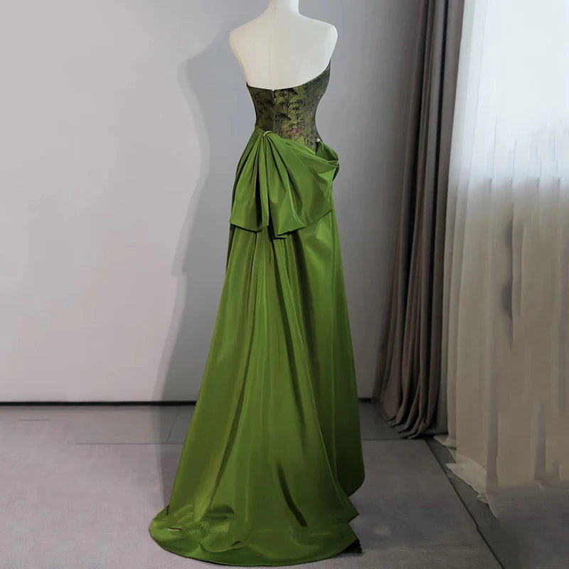 Robe de soirée longue en satin vert sans bretelles pour femme, style rétro, idéal pour un bal de promo ou une soirée.